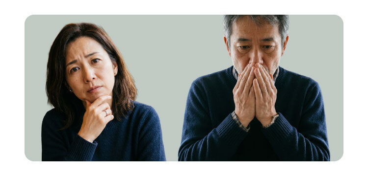 疑問を持ってそうな女性と口元に手を当てた男性の写真