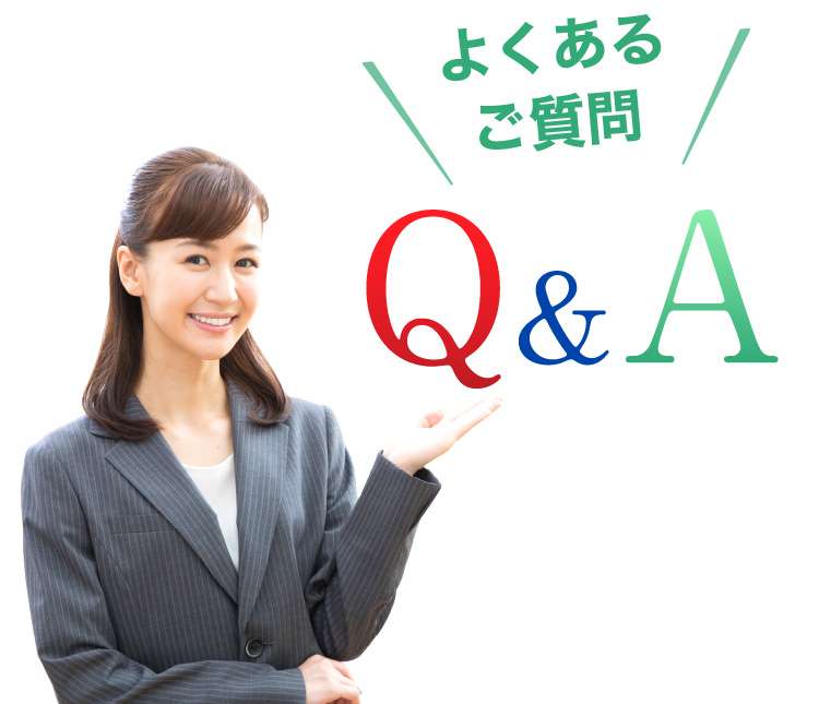 案内をするスーツ姿の女性写真