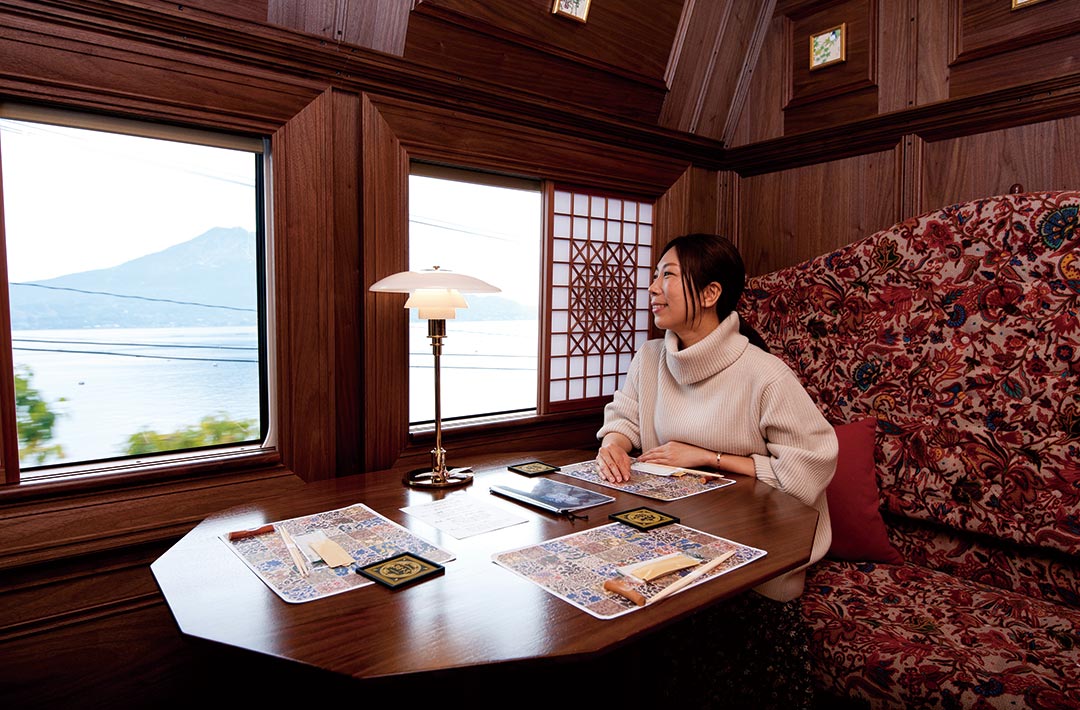 車窓から眺める錦江湾と桜島の絶景