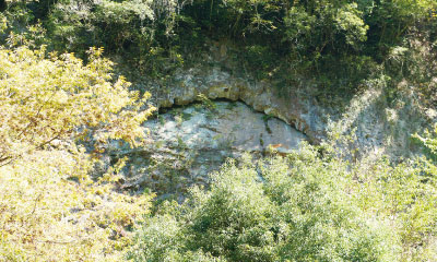 岸壁にある月形は、天岩戸神話で天照大神が天岩戸を出た際に、須佐之男命が二度と悪さをしないと反省の印に刻んだものと伝えられています。