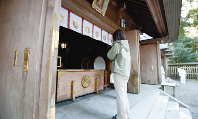「天岩戸神社」西本宮の拝殿でお参り。ご神体の天岩戸はこの裏に。