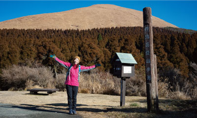 杵島岳登山道入口は草千里ヶ浜の駐車場のすぐ近くに。