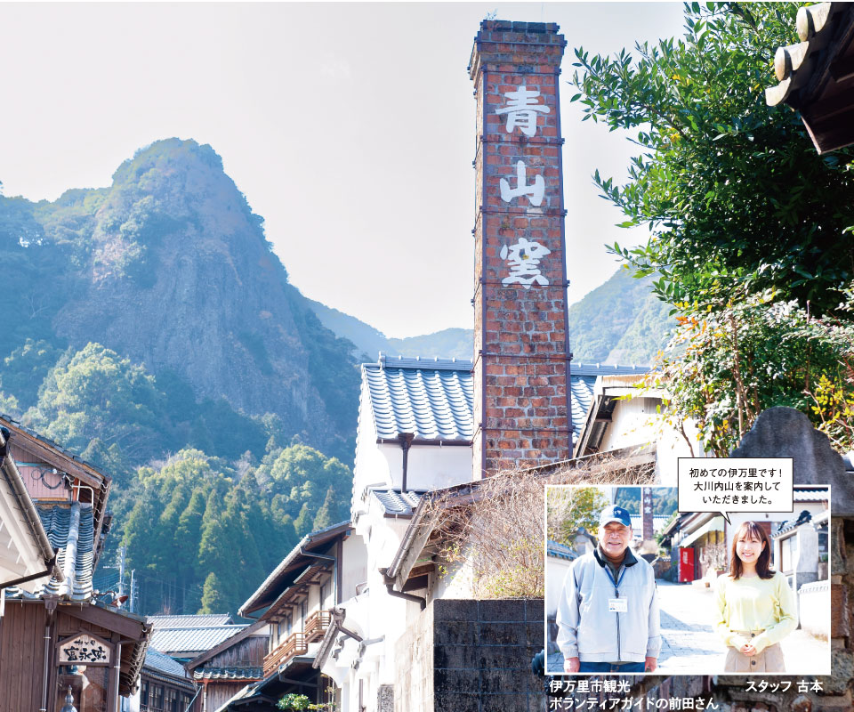 山水画のような奇岩がそびえ立ち、細い谷間に連なる窯元の風景