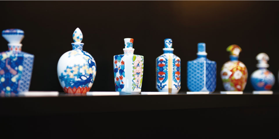  伝統美と職人の技が光る、畑萬陶苑の美しい香水瓶。