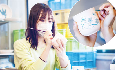 筆でゆっくり描きます。一発勝負なので少しドキドキ!
