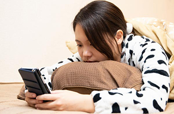 布団の中でSNS
