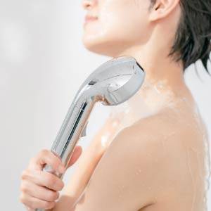 シャワーのお湯で体を洗う様子