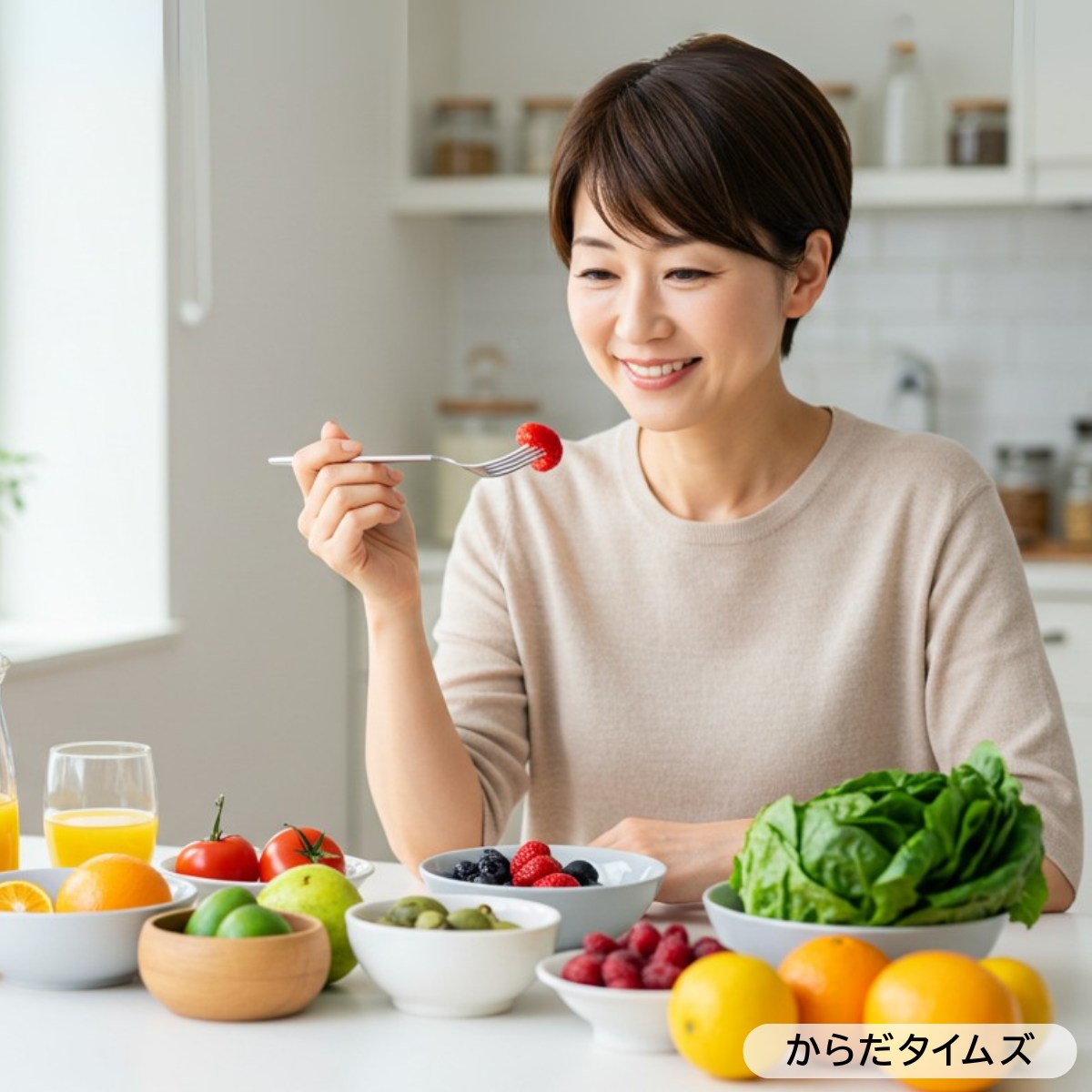 野菜やフルーツを食べる40代女性