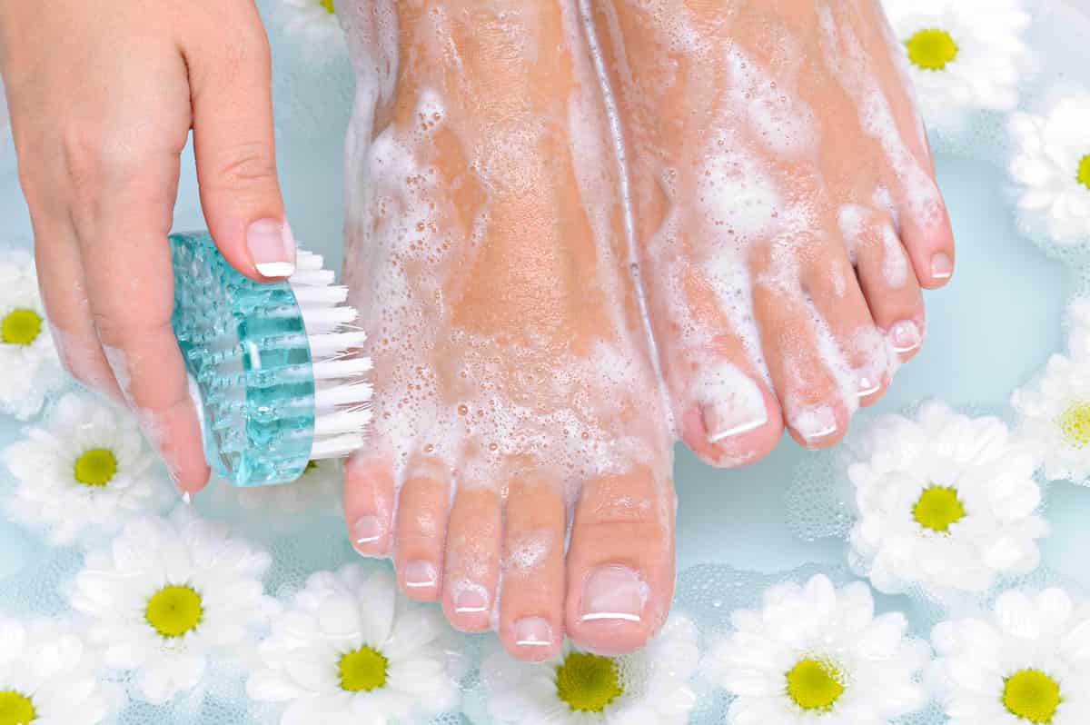 殺菌成分をもつ石鹸で足を洗う