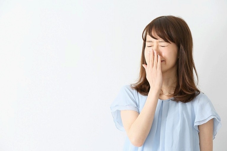 女性の口臭はホルモンが原因？内科医おすすめの改善方法