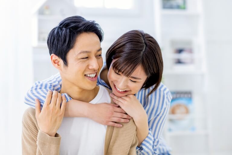 彼女・妻の口がドブ臭い！どう伝える？パートナーの口臭に悩む男性必見、女性口臭の原因と伝え方！