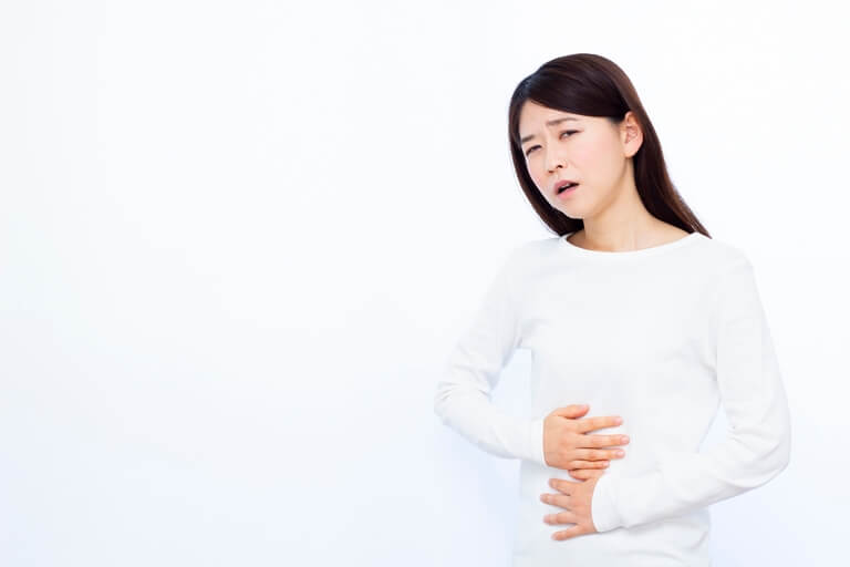 胃の不調が原因の口臭は酸っぱいニオイ？ドブ臭い？