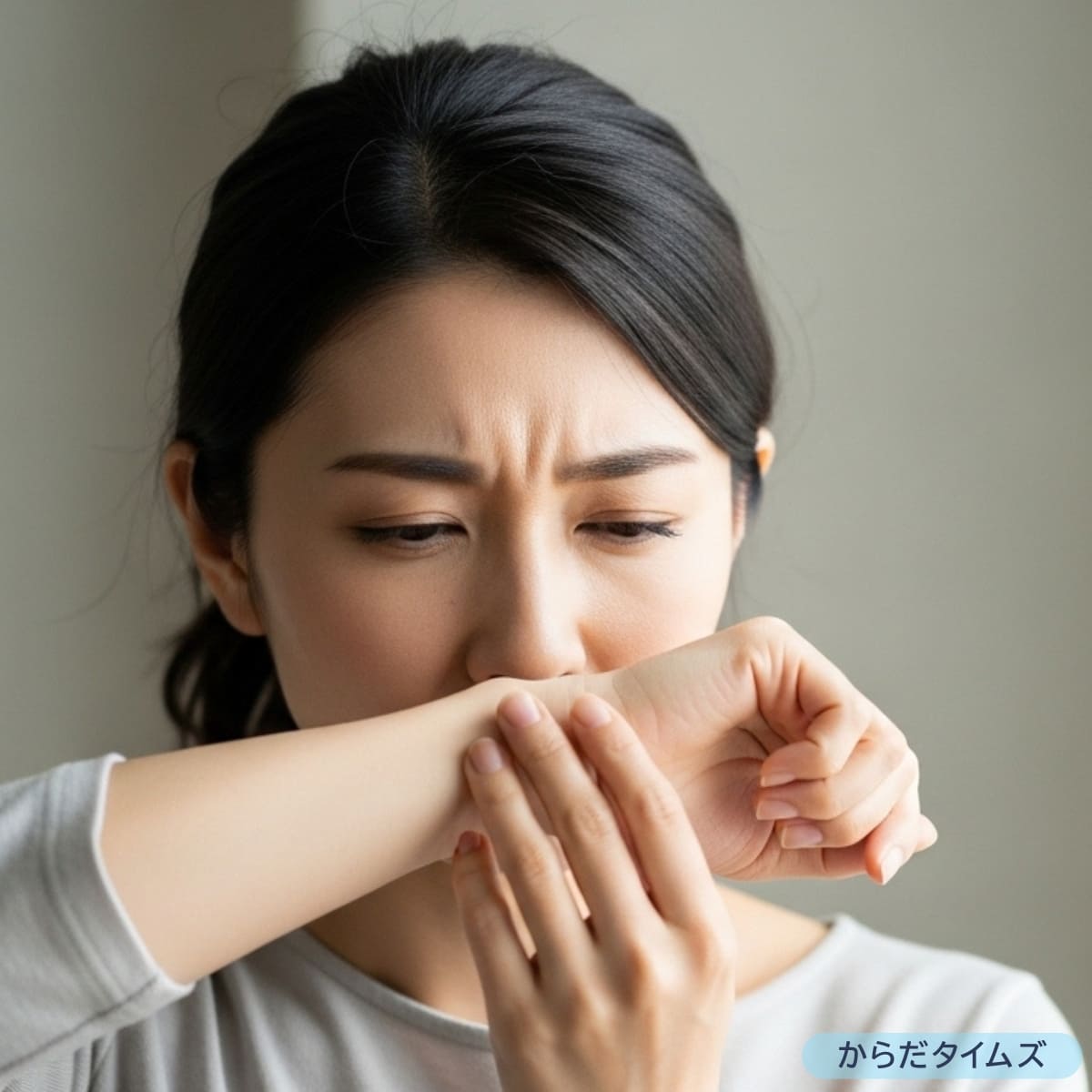 口臭セルフチェックの方法,手首をなめてニオイを嗅ぐ